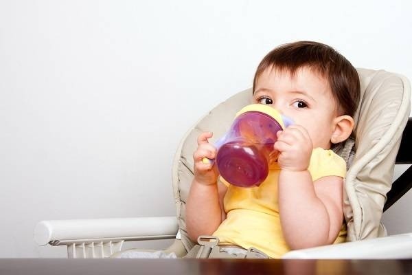 Khi nào cho bé uống nước ép trái cây?