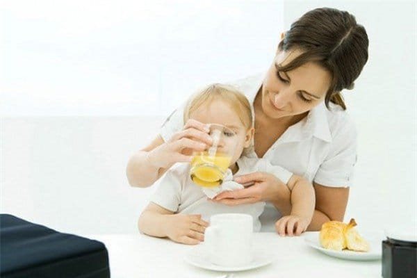 Nên cho trẻ uống nước ép trái cây khi nào?