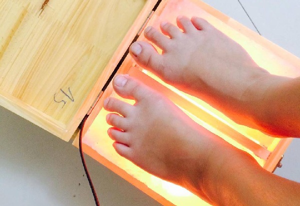 cách sử dụng đá muối massage chân