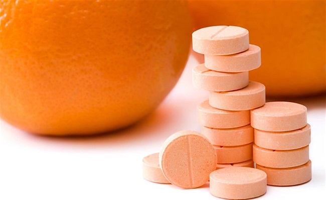 Có nên uống thuốc kháng sinh với vitamin C hay không?