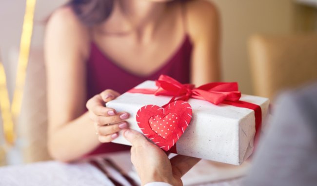 Gợi ý 20+ món quà Valentine cho nam được phái mạnh yêu thích