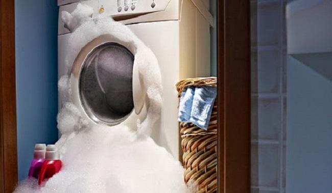 Nguyên nhân máy giặt bị tràn nước ra ngoài và cách khắc phục