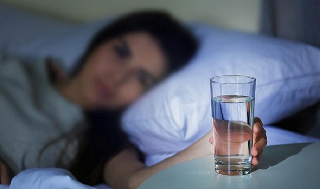 Uống nhiều nước vào buổi tối trước khi đi ngủ có tốt không?