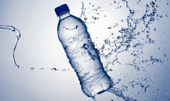 Vì sao nước khoáng uống tốt hơn nước cất?